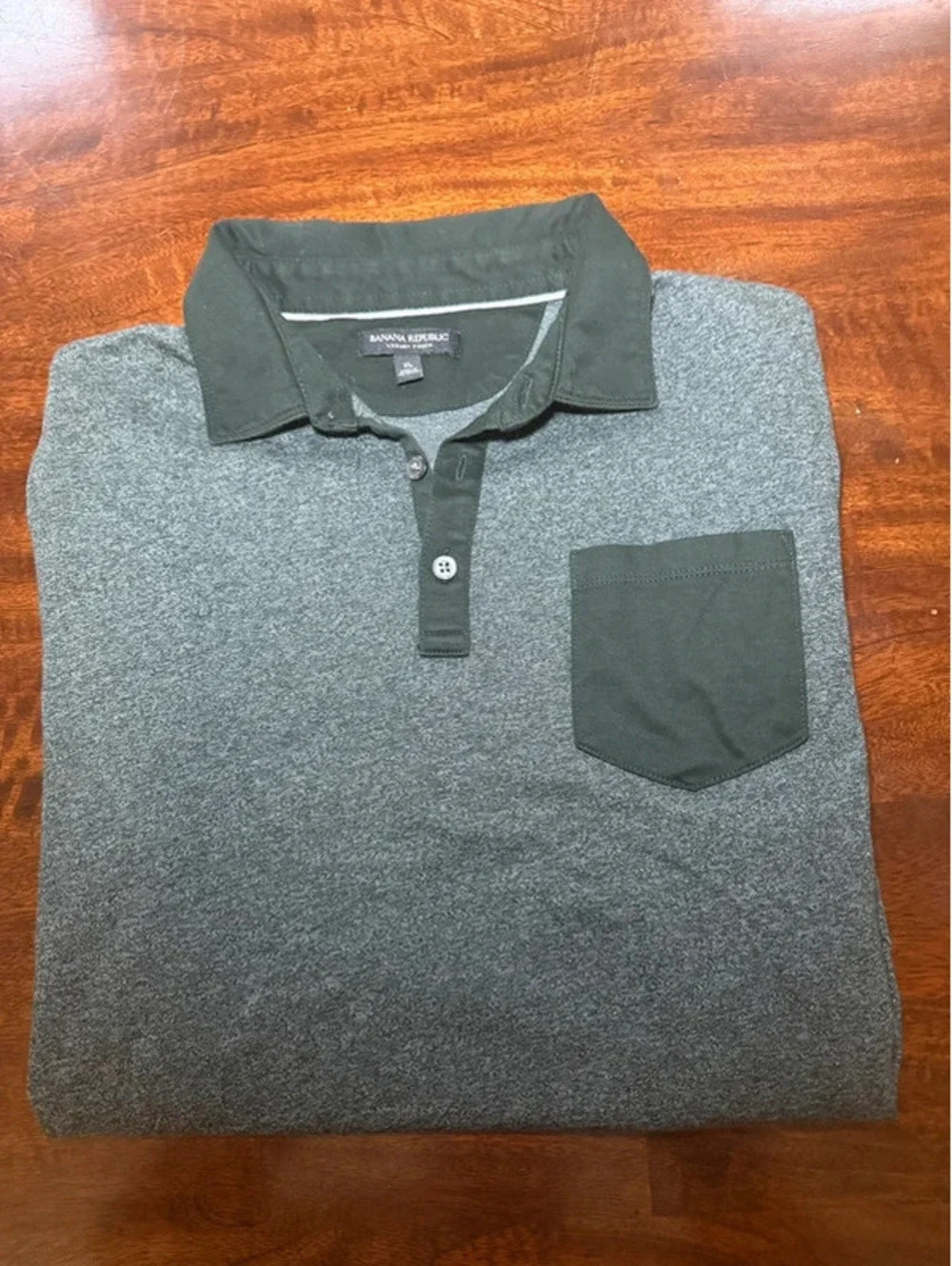 Banana republic, heathered contrast in pocket and collar and dark green men’s XL